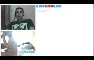 XXX एक लड़की जो एक ग्रामीण नदी में तैरती है और प्यार की सेक्सी मूवी एक हुक पर मछली की तरह गिरती है