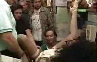 XXX बहादुर आदमी, लिफ्ट आप की सेक्सी मूवी में उसकी प्रेमिका