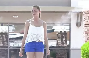 XXX लू एक आदमी के साथ मुहिम शुरू की है, सेक्स मूवी देखने वाला और शराब हिला.