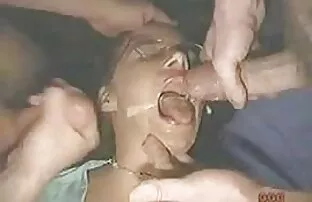 XXX सुनहरे बालों वाली पुलिस सज़ा एक कुतिया एक बीपी हॉट मूवी अपराध स्थल पर