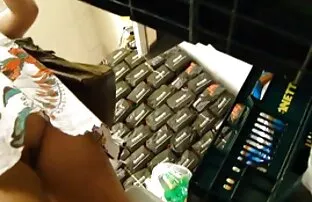 XXX बच्चों को एक साइकिल नौका पर काला आदमी मूवी सेक्सी खाने