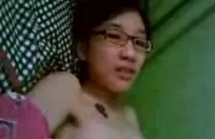 XXX बच्चा चुपके सेक्सी मूवी सेक्सी सेक्सी से अपने माता-पिता के लिए तस्वीरें लेता है