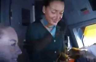 XXX सुंदर सुनहरे बालों वाली एक कार में एक मुर्गा सनी लियॉन की सेक्सी मूवी फिल्म पर तला हुआ
