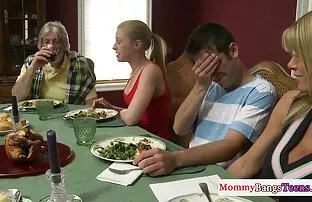 XXX एक मशीन पर सुंदर हिंदी सेक्सी मूवी पिक्चर फिल्म गोरा