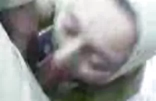 XXX घूमता बीमार के साथ बदसूरत सफेद फुल सेक्सी फिल्म वीडियो में आदमी