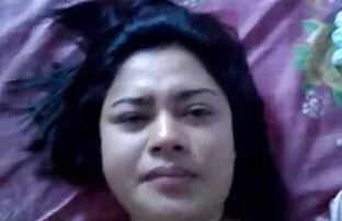 XXX एक सुंदर युवा, बिस्तर में आदमी सेक्सी वीडियो हिंदी मूवी ।